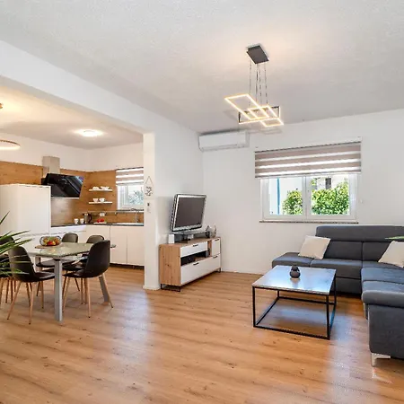 Dora Family Only Daire *