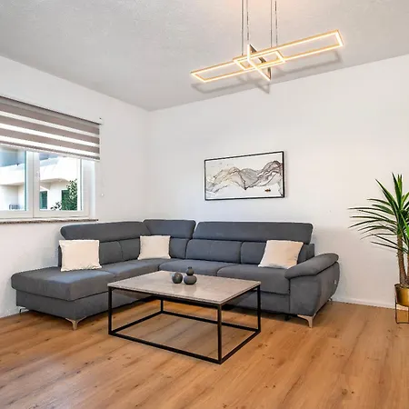 Dora Family Only * Vodice