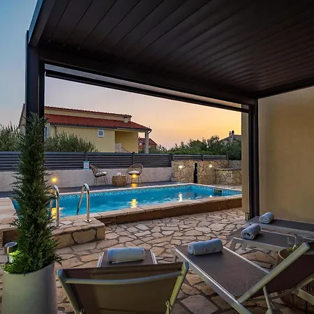 Dora Family Only * Vodice