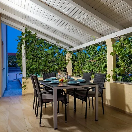 Dora Family Only Vodice