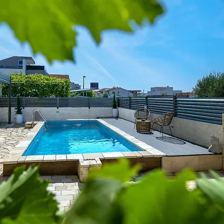 Dora Family Only * Vodice